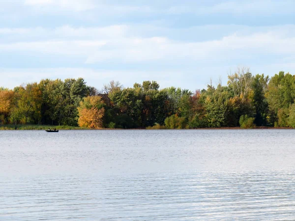 Herfst Landschap Met Rivier Bomen Een Boot Met Vissers — Stockfoto