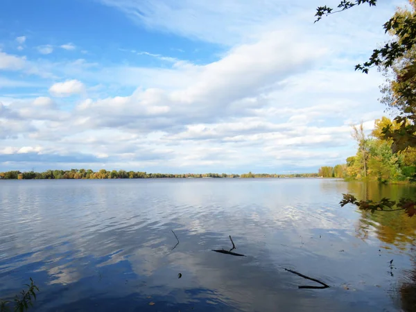Lago Céu Azul Com Nuvens Brancas Rodeadas Por Árvores Outono — Fotografia de Stock