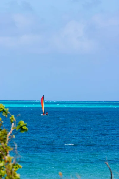 Catamarán Océano Azul Con Cielo Azul — Foto de Stock