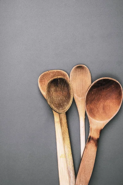 Vari cucchiai di legno rustico — Foto Stock
