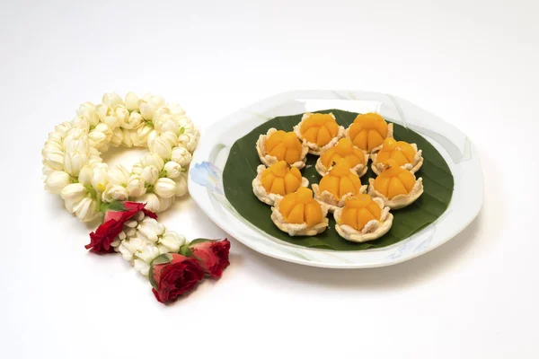 Thailändisches Dessert und Girlanden vor weißem Hintergrund — Stockfoto