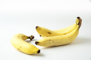 beyaz zemin üzerinde üç muz