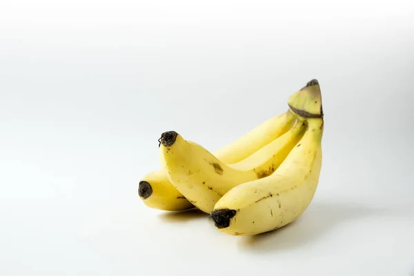 Trois bananes sur fond blanc — Photo