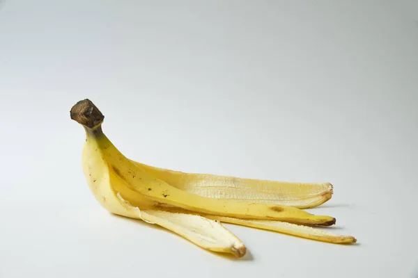 Banana descascada no fundo branco — Fotografia de Stock