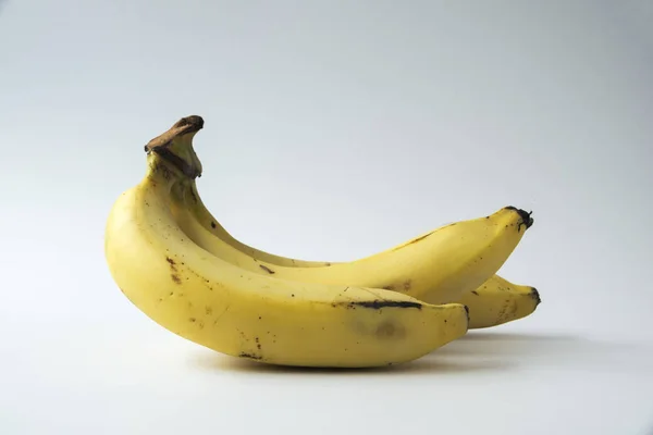 Trei banane pe fundal alb — Fotografie, imagine de stoc