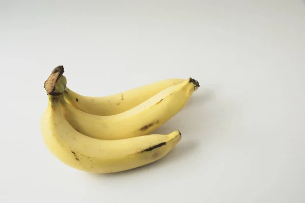 Três bananas no fundo branco — Fotografia de Stock