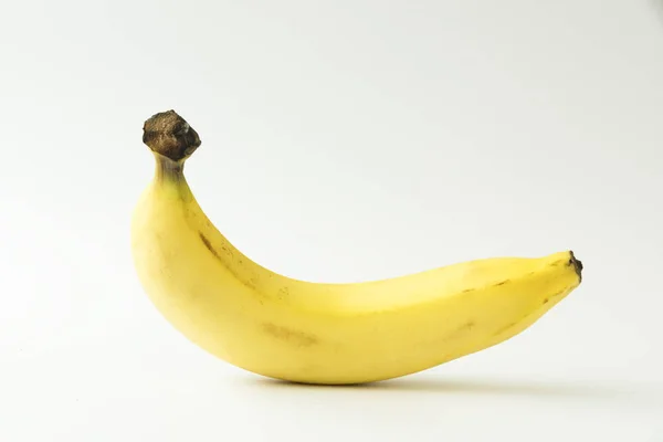 O banană coaptă pe fundal alb — Fotografie, imagine de stoc