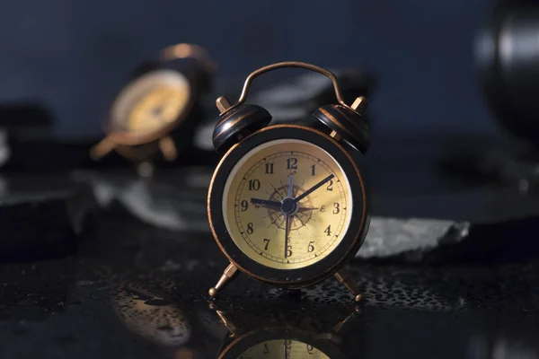 Relojes de alarma y reflexión — Foto de Stock