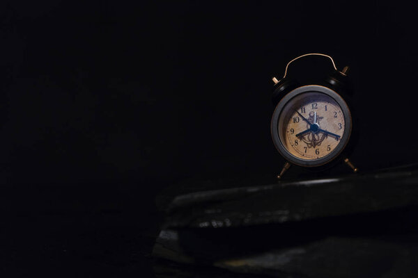 Будильник на полке
