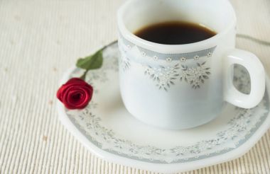 Bir fincan kahve Kupası'nda odaklı