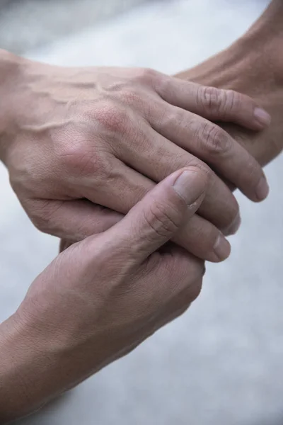 Człowiek daje rękę na sympatii — Zdjęcie stockowe