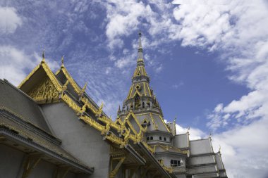 Mavi gökyüzü üzerinde güzel Tay tarzı Tapınağı çatı