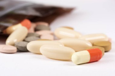 Beyaz arka plan üzerinde ilaçlar