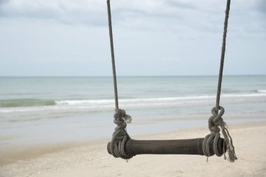 Sahilde bir salıncak