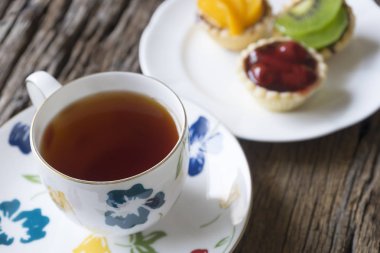 Bir fincan çay ve tatlı