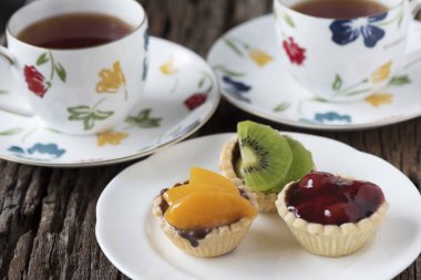 Lezzetli tart ve iki bardak çay