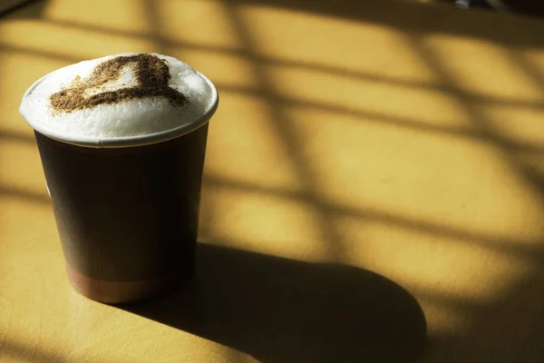 En kopp kaffe på bordet — Stockfoto