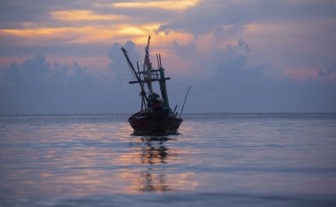 Sabah denizde teknede