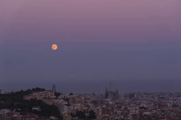 Barcelona city i pełni księżyca — Zdjęcie stockowe