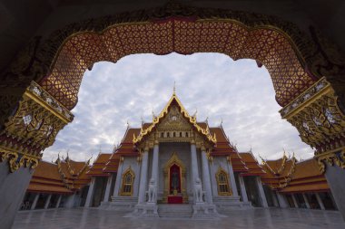 Mermer Tapınak ve bulutlar