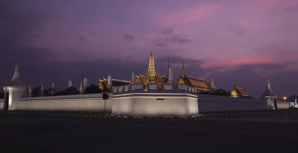 Храм Изумрудного Будды на фоне сумеречного неба — стоковое фото