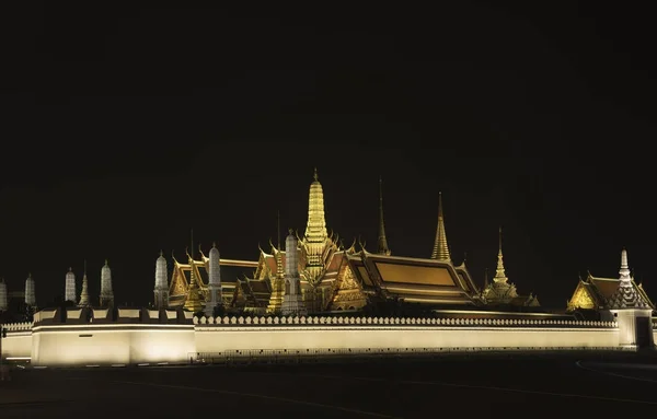 Ναό του Σμαραγδένιο Βούδα τη νύχτα — Φωτογραφία Αρχείου