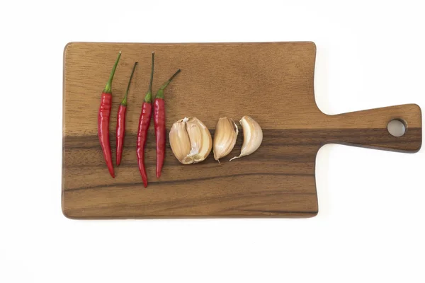 Chillies and garlics  on chopping board — Stock Photo, Image