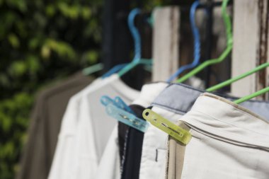 Güneşin altında giyim asmak