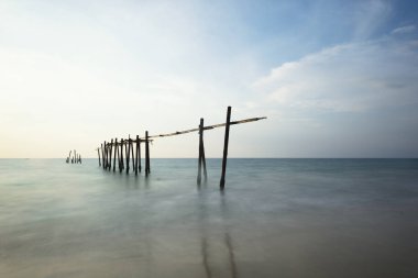 Denizin içinde eski bir köprü