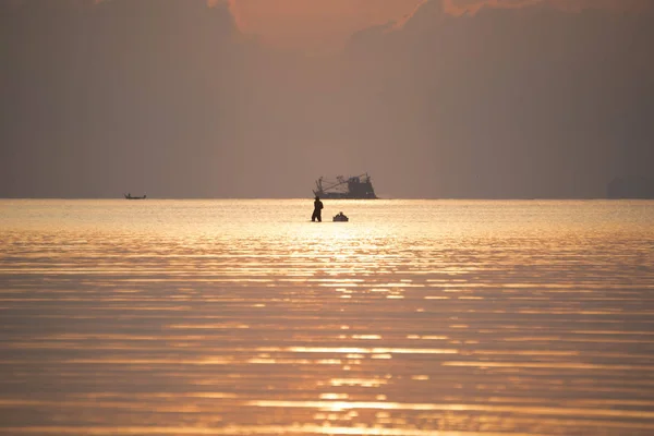 Denizde yürüyen bir balıkçı — Stok fotoğraf
