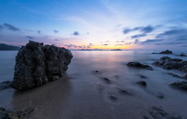 Plajda güneş doğmadan önce Beuatiful gökyüzü 