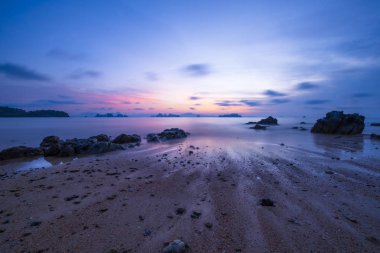 Plajda güneş doğmadan önce Beuatiful gökyüzü 