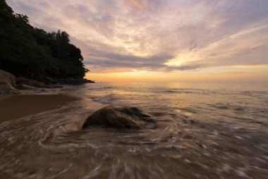 Günbatımı Nai Thon Beach