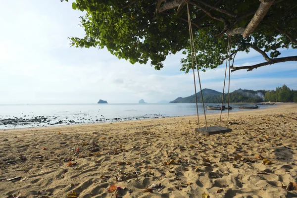 태국의 해변에 나무 스윙 — 스톡 사진