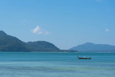 Bir botla güzel deniz ve mavi gökyüzü arka plan