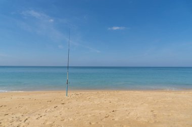 Güzel sahilde bir olta kamışı