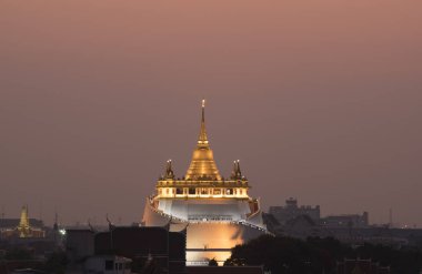 Altın Dağı Tapınağı'nda güneş battıktan sonra sahne