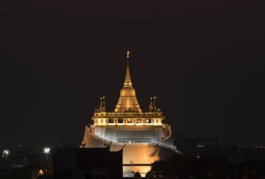 Altın Dağı Tapınağı'nda gece görünümü