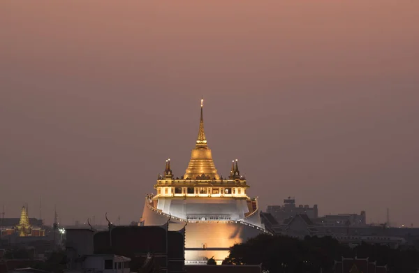 Сцена после заката в храме Золотой Горы — стоковое фото