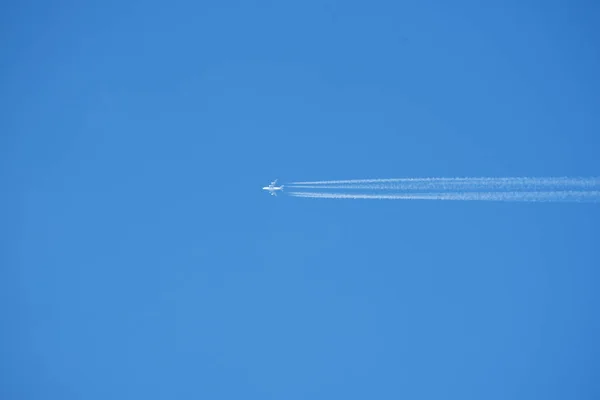 Et fly med contrails - Stock-foto