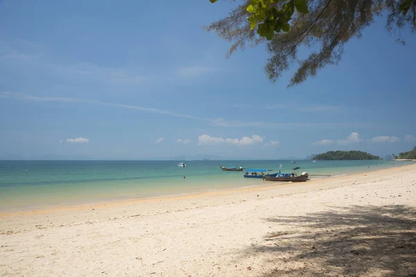 Hermosa playa en Klong Muang — Foto de Stock