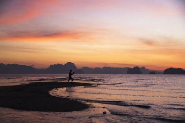 Bir adam excercising sabah