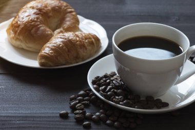 Bir fincan kahve ve kahvaltı yemek