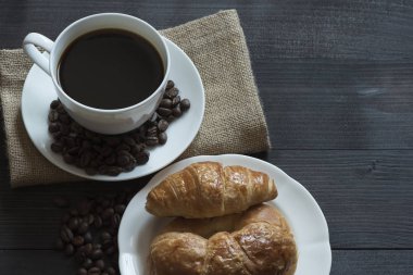 Bir fincan kahve ve kahvaltı yemek