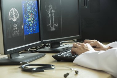 Doktor tıbbi ofiste bilgisayar kullanarak