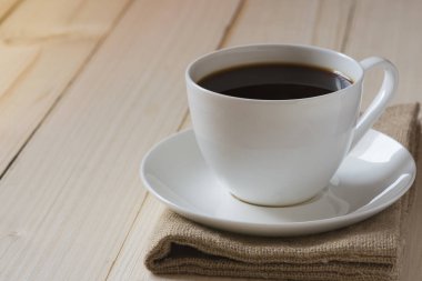 Tahta arka planda bir fincan kahve.