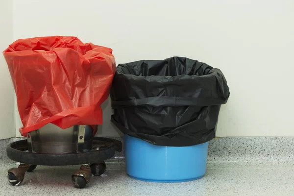 Две пустые мусорные корзины в операционной — стоковое фото