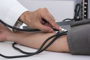 Tıbbi ofis içinde ölçüm tansiyon doktor