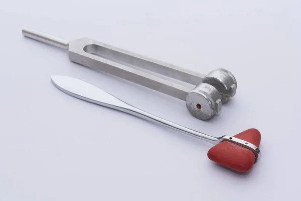  Refleks çekici ve beyaz arka plan üzerinde Ayarlama çatalları