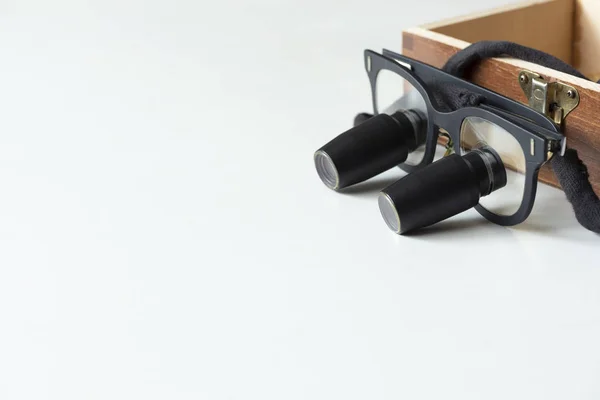 Beyaz arka plan üzerinde cerrahi büyüteçler